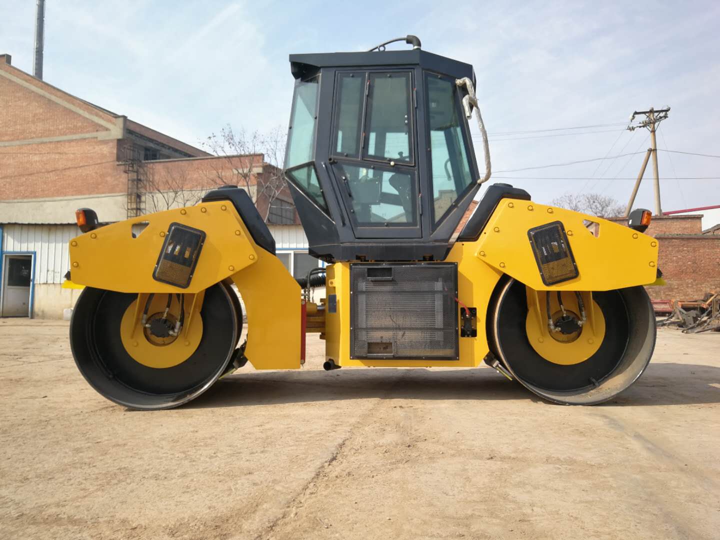 Luoyang Lutong LTC208 double drum road roller (China): model, parameters, images, price, parts