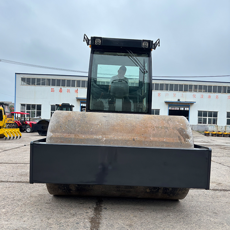 Luoyang Lutong Heavy Industry LTS212H 12-ton hydraulic single drum road roller: specifications, images, introduction, and parts details