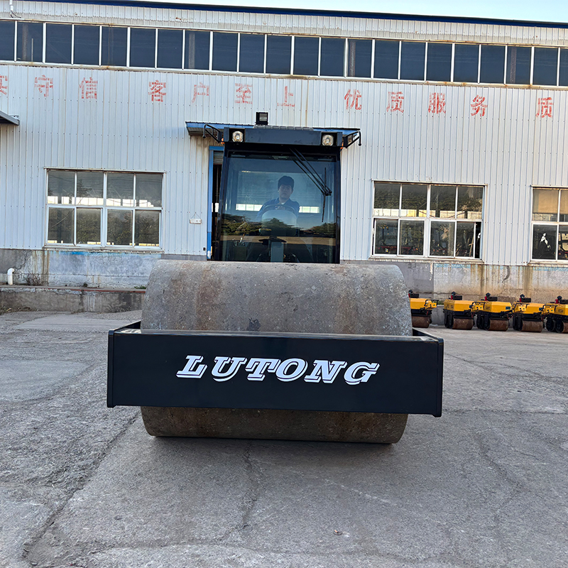 Luoyang Lutong Heavy Industry LTS214H 14ton hydraulic single drum road roller: specifications, images, introduction, and parts details
