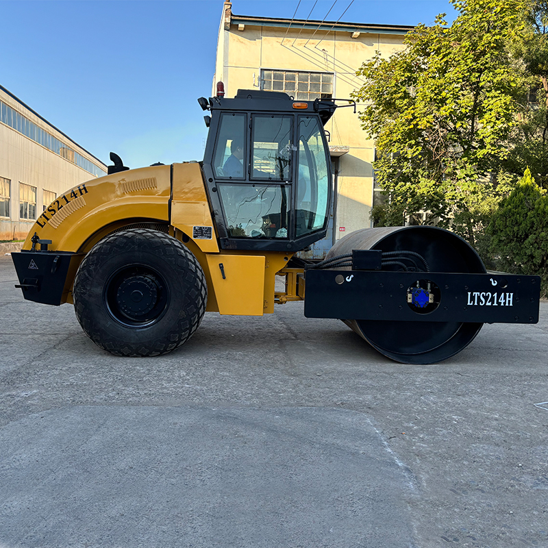 Luoyang Lutong Heavy Industry LTS214H 14ton hydraulic single drum road roller: specifications, image
