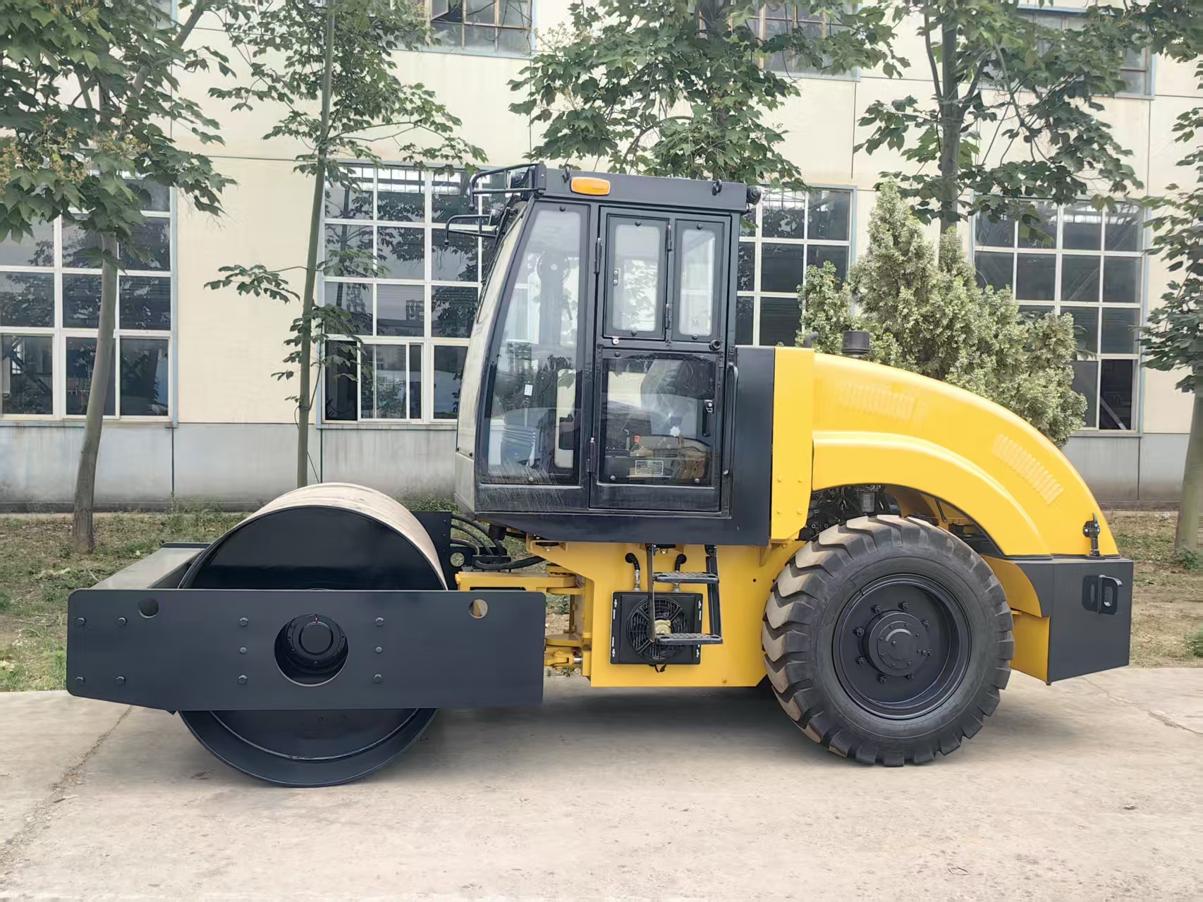 Luoyang Lutong Heavy Industry LTS206H 6-ton hydraulic single drum road roller: specifications, images, introduction, and parts details