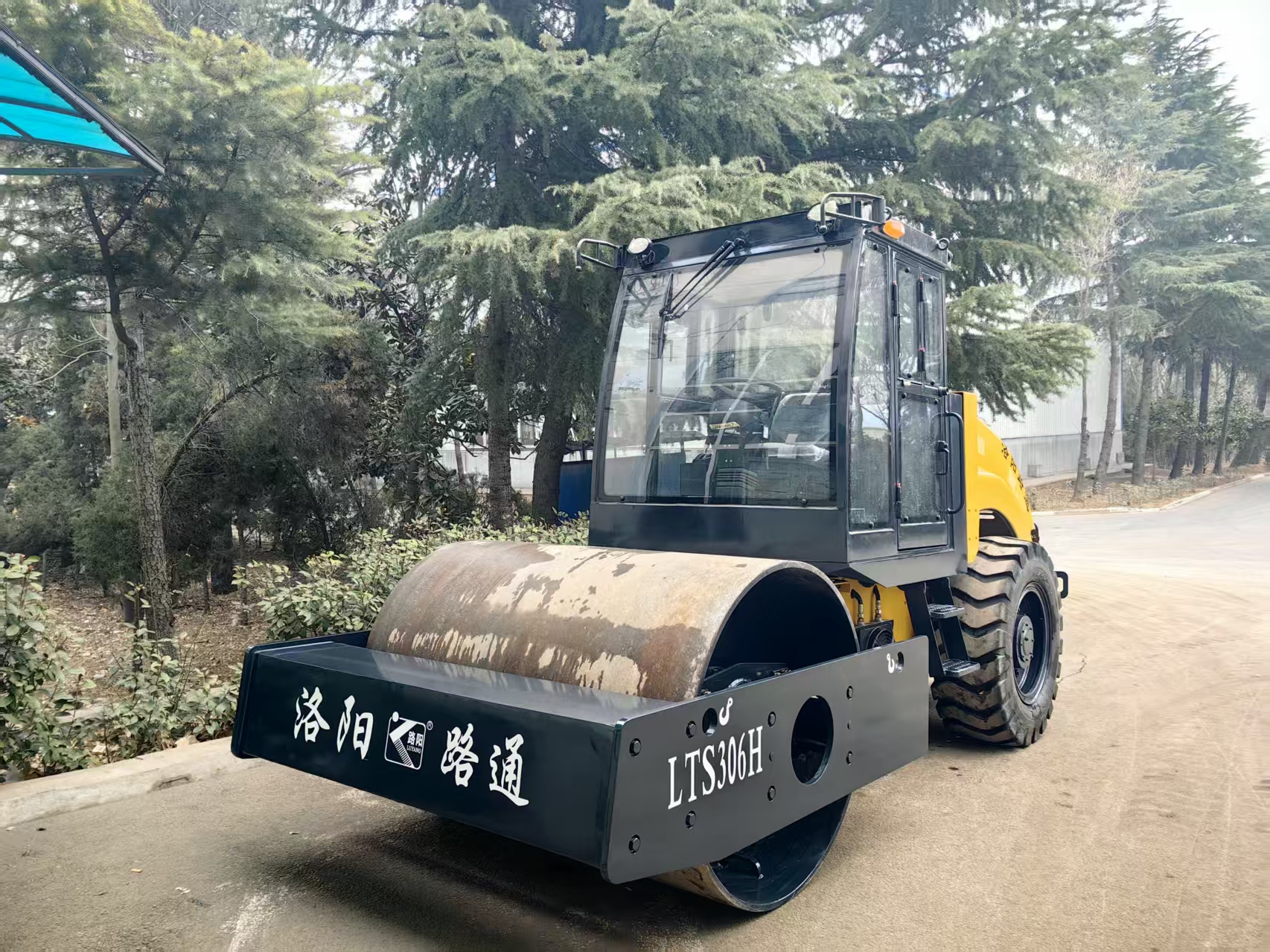 Luoyang Lutong Heavy Industry LTS206H 6-ton hydraulic single drum road roller: specifications, images, introduction, and parts details