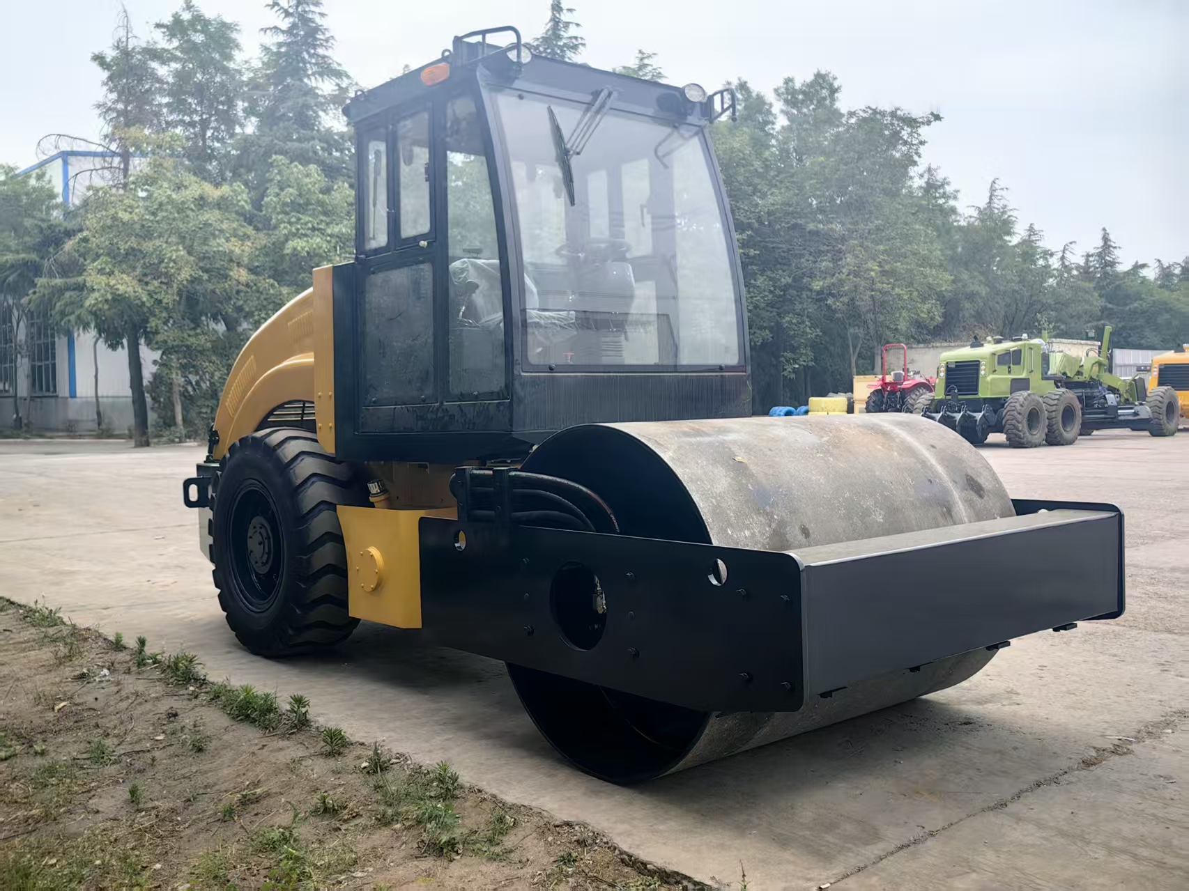 Luoyang Lutong Heavy Industry LTS206H 6-ton hydraulic single drum road roller: specifications, images, introduction, and parts details